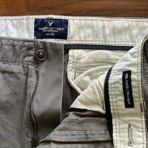 Men’s American Eagle relaxed fit khakis W33 L32